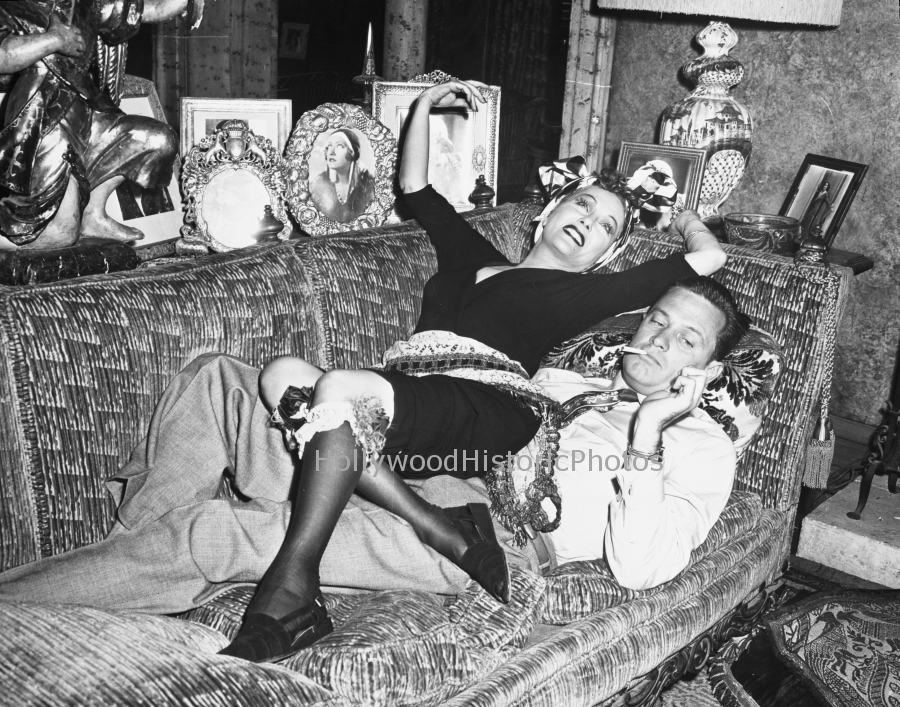 Gloria Swanson Sunset Blvd. 1950 with William Holden.jpg